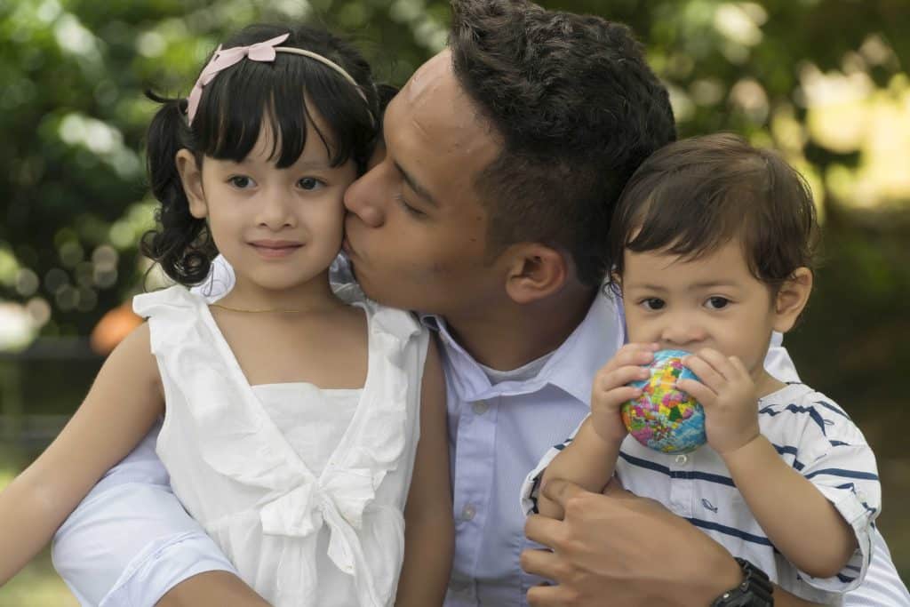 padre de familia con sus hijos