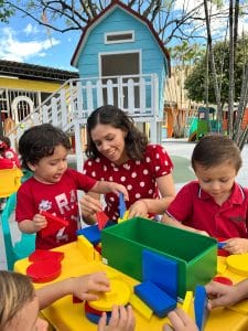 Profesora guiando a estudiantes en una actividad de aprendizaje activo con la metodología GROW en Aspaen Yumanitos, Neiva.