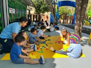 Grupo de niños explorando conceptos educativos mediante juegos cooperativos con la metodología GROW en Aspaen Yumanitos, Neiva.