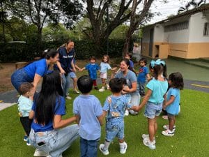 Niños participando en una actividad cooperativa de aprendizaje lúdico con la metodología GROW en Aspaen Yumanitos, Neiva.